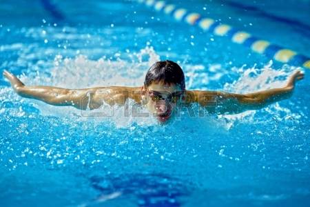 20275844-nuotatore-in-waterpool-nuotare-uno-stile-di-nuoto